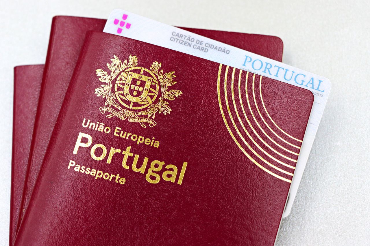 services-03 Close-up image of Portuguese passport and citizen card, essential for travel and identification in the EU.